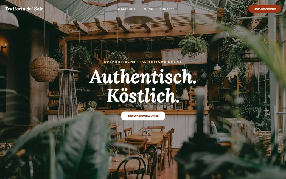 Startbereich der Beispielseite Trattoria del Sole: Gastraum unter einer Holzpergola mit Hängepflanzen und gedeckten Holztischen, darüber die Überschrift „Authentisch. Köstlich.“ und der Knopf „Speisekarte entdecken“.