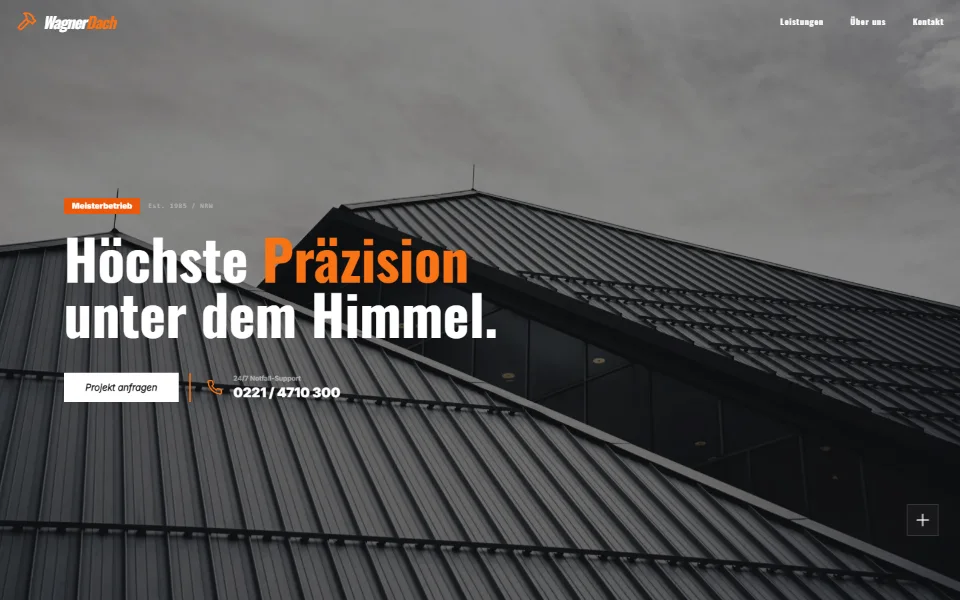 Startbereich der Beispielseite Dachdeckerei Wagner: graues Metalldach vor bewölktem Himmel, darauf die Überschrift „Höchste Präzision unter dem Himmel.“, der Knopf „Projekt anfragen“ und eine Telefonnummer für Notfälle.